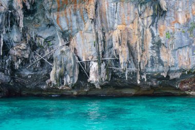 Maya adasındaki manzara Viking mağarası Koh Phi Phi Adası Tayland, Pileh Lagoon 'daki muhteşem zümrüt lagünü denizi.