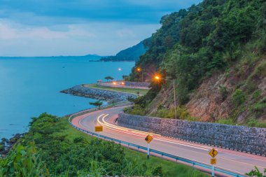 Tayland 'ın Chanthaburi eyaletindeki güzel plajlar boyunca uzanan yol..