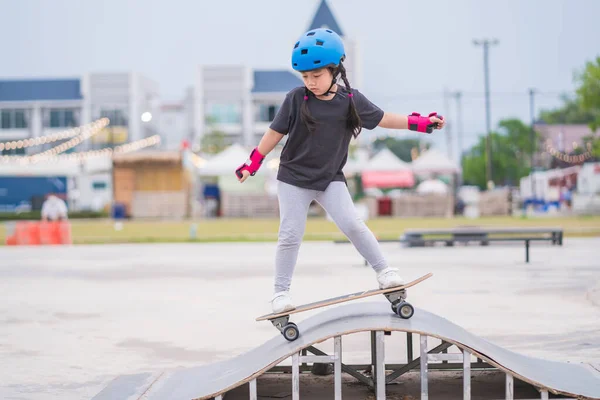 Dítě Nebo Dítě Dívka Hraje Surfovat Nebo Skateboard Bruslení Kluziště — Stock fotografie