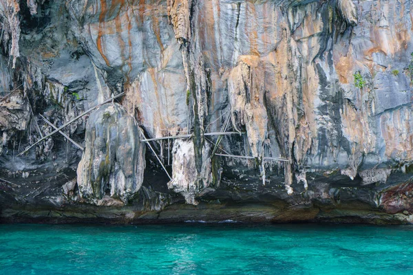 位于泰国Koh Phi岛神奇翡翠湖海的玛雅岛上维京洞穴 Pileh湖 — 图库照片