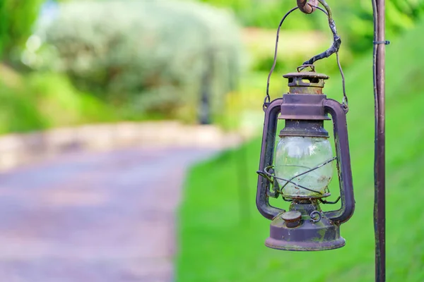 Yeşil Çayır Tarlasıyla Yürüme Yolunda Klasik Lamba — Stok fotoğraf