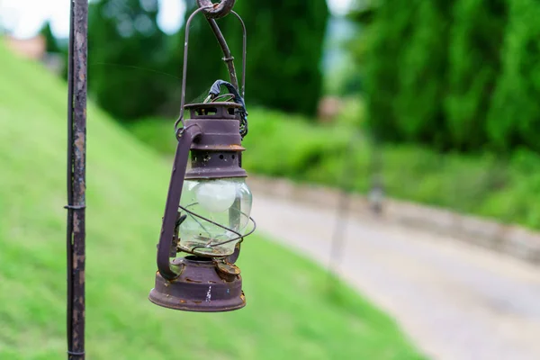 Ročník Lampy Pěšině Zeleným Loukovým Polem — Stock fotografie