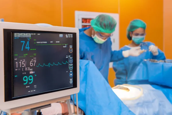 医療医師の医師または病院で Icu 手術室で手術チームの除細動器 — ストック写真