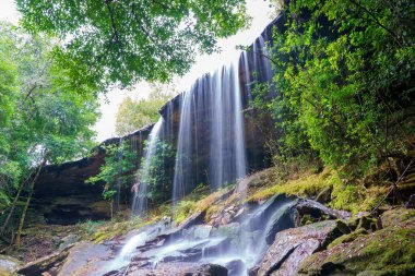 Phu Kradueng Ulusal Parkı, Loei Tayland Şelalesi, yağmur ormanlarındaki güzel şelale manzarası.