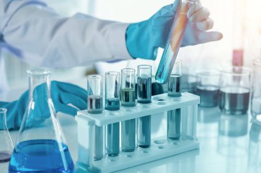 Ekipman ve bilim deneyleri yapan bilim adamları araştırma için kimyasal sıvı içeren ya da laboratuvar ortamında test tüpü olarak kullanılan laboratuvar camları kullanırlar..