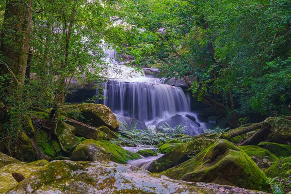 Phu Kradueng Ulusal Parkı, Loei Tayland Şelalesi, yağmur ormanlarındaki güzel şelale manzarası.