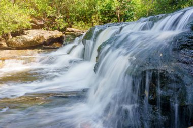 Phu Kradueng Ulusal Parkı, Loei Tayland Şelalesi, yağmur ormanlarındaki güzel şelale manzarası.