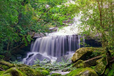 Phu Kradueng Ulusal Parkı, Loei Tayland Şelalesi, yağmur ormanlarındaki güzel şelale manzarası.