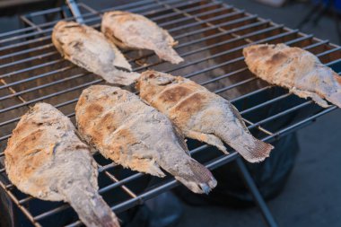 Taze lezzetli ızgara balık, tilapia, Tuzlu ızgara balık Tayland Local Foods.