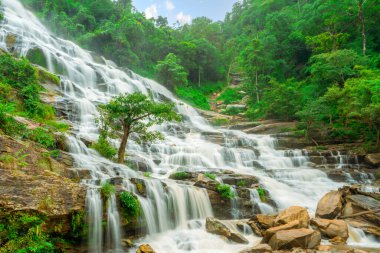 Mae ya şelalesi Chiang Mai Tayland 'da büyük güzel bir şelaledir..