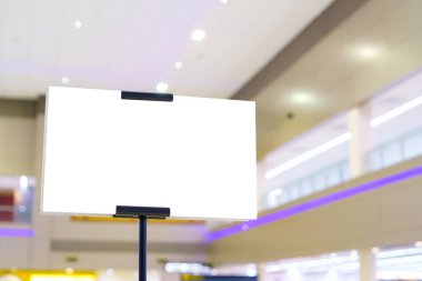 Boş tabela ya da boş poster ilanı havaalanında halkla ilişkiler için.