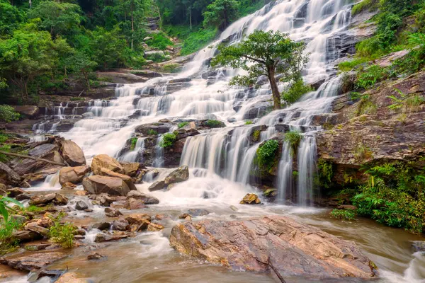 Mae ya şelalesi Chiang Mai Tayland 'da büyük güzel bir şelaledir..