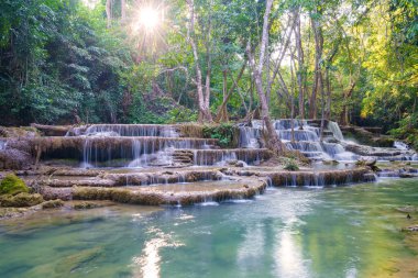 Şelale derin yağmur ormanlarında (Huay Mae Kamin Şelalesi Ulusal Parkı, Kanchanaburi Eyaleti, Tayland)
