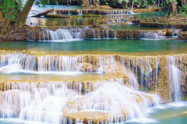 Şelale derin yağmur ormanlarında (Huay Mae Kamin Şelalesi Ulusal Parkı, Kanchanaburi Eyaleti, Tayland)