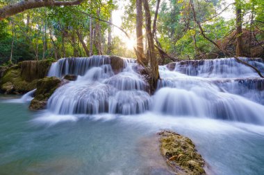 Şelale yağmur ormanlarının derinliklerinde. (Huay Mae Kamin Şelalesi Ulusal Parkı, Kanchanaburi Eyaleti, Tayland)