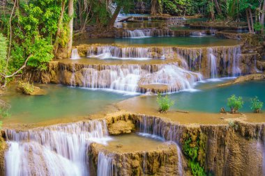 Şelale yağmur ormanlarının derinliklerinde. (Huay Mae Kamin Şelalesi Ulusal Parkı, Kanchanaburi Eyaleti, Tayland)