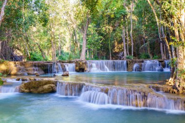 Şelale yağmur ormanlarının derinliklerinde. (Huay Mae Kamin Şelalesi Ulusal Parkı, Kanchanaburi Eyaleti, Tayland)