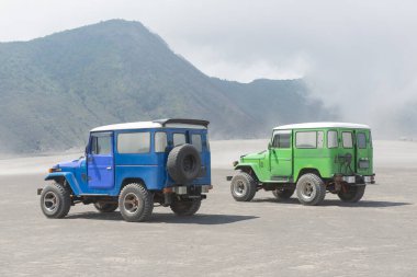 Bromo Dağı 'ndaki araba, Endonezya' nın Java kentindeki en çok ziyaret edilen turistik yerlerden biri..