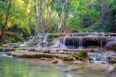 Şelale derin yağmur ormanlarında (Huay Mae Kamin Şelalesi Ulusal Parkı, Kanchanaburi Eyaleti, Tayland.)