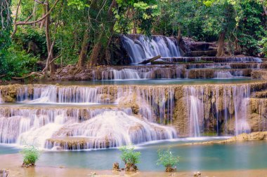 Şelale derin yağmur ormanlarında (Huay Mae Kamin Şelalesi Ulusal Parkı, Kanchanaburi Eyaleti, Tayland.)