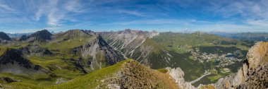 Arosa 'nın panoraması ve Schiesshorn dağından görünen dağ manzarası