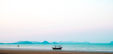 Deniz manzaralı panorama manzarası. Trstional balıkçı teknesi ve güzel mavi okyanus. Güney Doğu Asya Tayland.