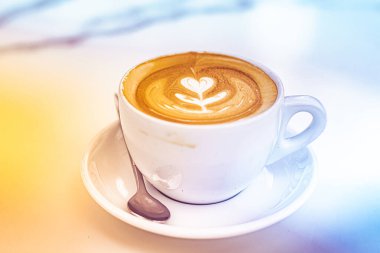 Süt yaprağı desenli beyaz kahve..