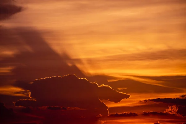 Soluppgång Eller Solnedgång Himmel Med Milda Färgglada Moln Orange Och — Stockfoto