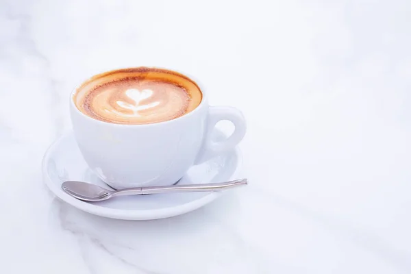 Süt Yaprağı Desenli Beyaz Kahve — Stok fotoğraf