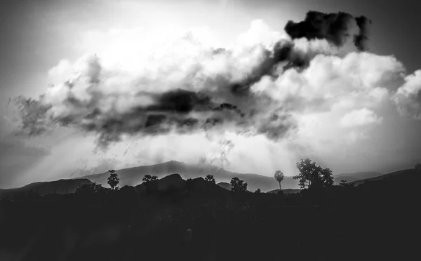 Deszczowe Chmury Nad Górami Wiejska Droga Spektakularnym Letnim Zachodzie Słońca — Zdjęcie stockowe