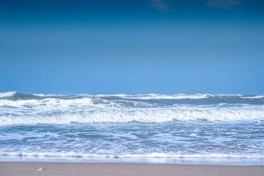 Güneşli bir günde güzel bir tropik plaj ve deniz dalgası. Plaj denizi