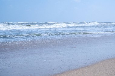 Güneşli bir günde güzel bir tropik plaj ve deniz dalgası. Plaj denizi