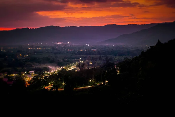 高山の山の谷 星と紫色の空と風景 日没の都市照明 — ストック写真