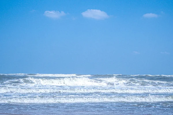晴れた日には海の波が美しい熱帯のビーチと海 海水浴場 — ストック写真