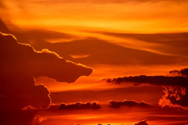 壮大な自然を背景にした美しい劇的なオレンジ色の夕日と日の出の空 — ストック写真