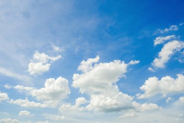 Küçük beyaz bulutlu panorama mavi gökyüzü doğa bulutları arka plan