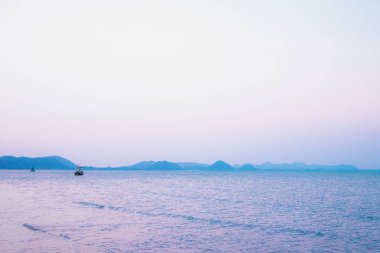 Deniz manzaralı panorama manzarası. Trstional balıkçı teknesi ve güzel mavi okyanus. Güney Doğu Asya Tayland.