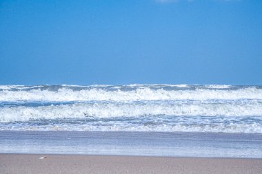 Güneşli bir günde güzel bir tropik plaj ve deniz dalgası. Plaj denizi