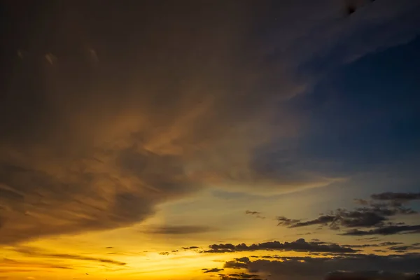 Dramatische Bunte Sonnenuntergang Himmel Schöne Wolkenlandschaft Bei Sonnenuntergang Oder Sonnenaufgang — Stockfoto