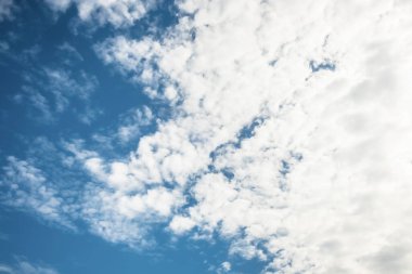 Bulutlu mavi gökyüzünde beyaz bulutlar soyut doğa arkaplanı