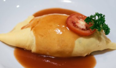 Omurice pirinç sarmak için yumurta kullanan bir Japon yiyeceğidir..