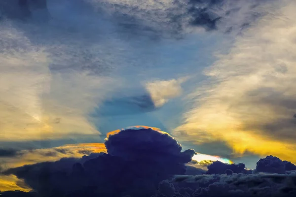 Ένα Ουράνιο Τόξο Σύννεφο Που Ονομάζεται Ιριδισμός Σύννεφο Ονομάζεται Ιριδισμός — Φωτογραφία Αρχείου