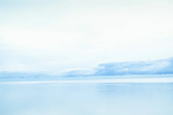 파노라마는 아름다운 하늘을 바라본다 바다에 반사된 — 스톡 사진
