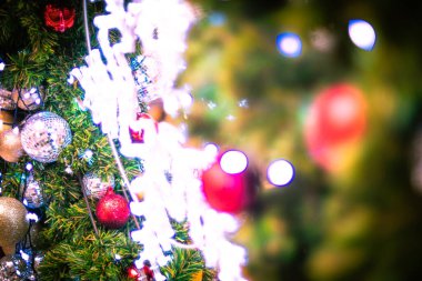 Noel süsleri, takılar, Noel ampulleri Noel baloncukları ağacı süslüyor