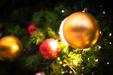 Noel süsleri, takılar, Noel ampulleri Noel baloncukları ağacı süslüyor