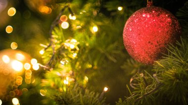 Noel süsleri, takılar, Noel ampulleri Noel baloncukları ağacı süslüyor