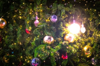 Noel süsleri, takılar, Noel ampulleri Noel baloncukları ağacı süslüyor