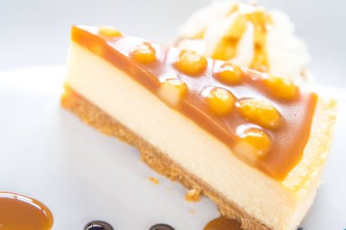 Macadamia karamel keki, tatlı ve tatlı bir yemek tabağında..