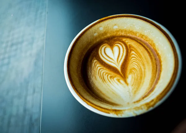 Bir Fincan Sıcak Latte Kahve Aşk Kalbi Şeklinde Köpük Sütlü — Stok fotoğraf