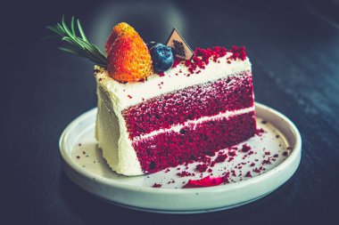 Kafe restruarant 'ta bir dilim kırmızı kadife tatlı.